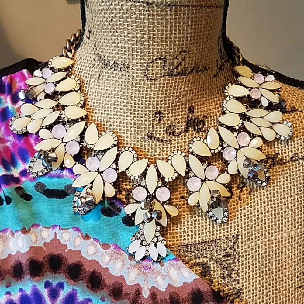 Boutique Necklace NWOT Beautiful!